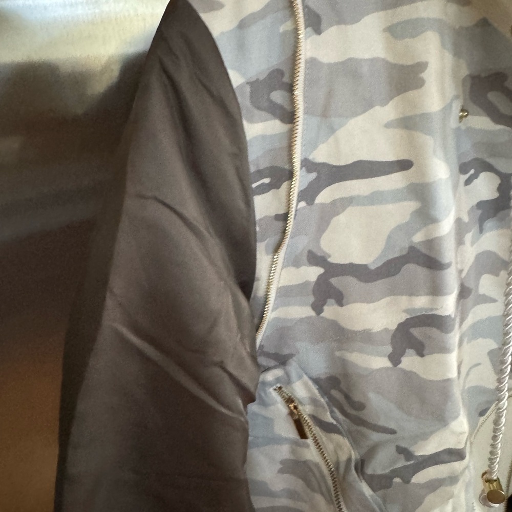 Jason Derulo’s Brand LVL XIII  Camouflage Gray/Cream Performance Jacket/Backpack - Picture 4 of 11